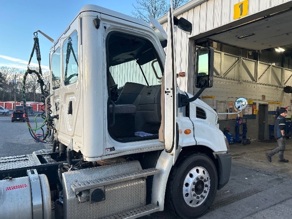 Day Cab Tractor-Heavy Duty Tractors-Freightliner-2018-Cascadia 11342ST-Auburn-MA-277,513\n\t\tmiles-$ 25,500 - Image 12