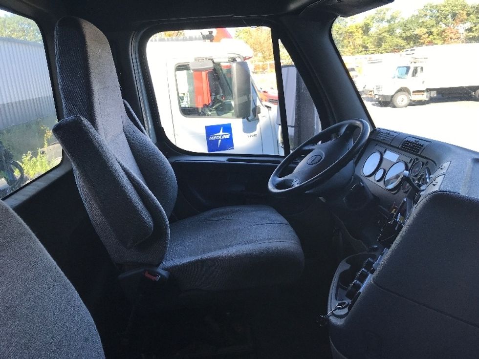 Day Cab Tractor-Heavy Duty Tractors-Freightliner-2018-Cascadia 11342ST-Auburn-MA-277,513\n\t\tmiles-$ 25,500 - Image 14