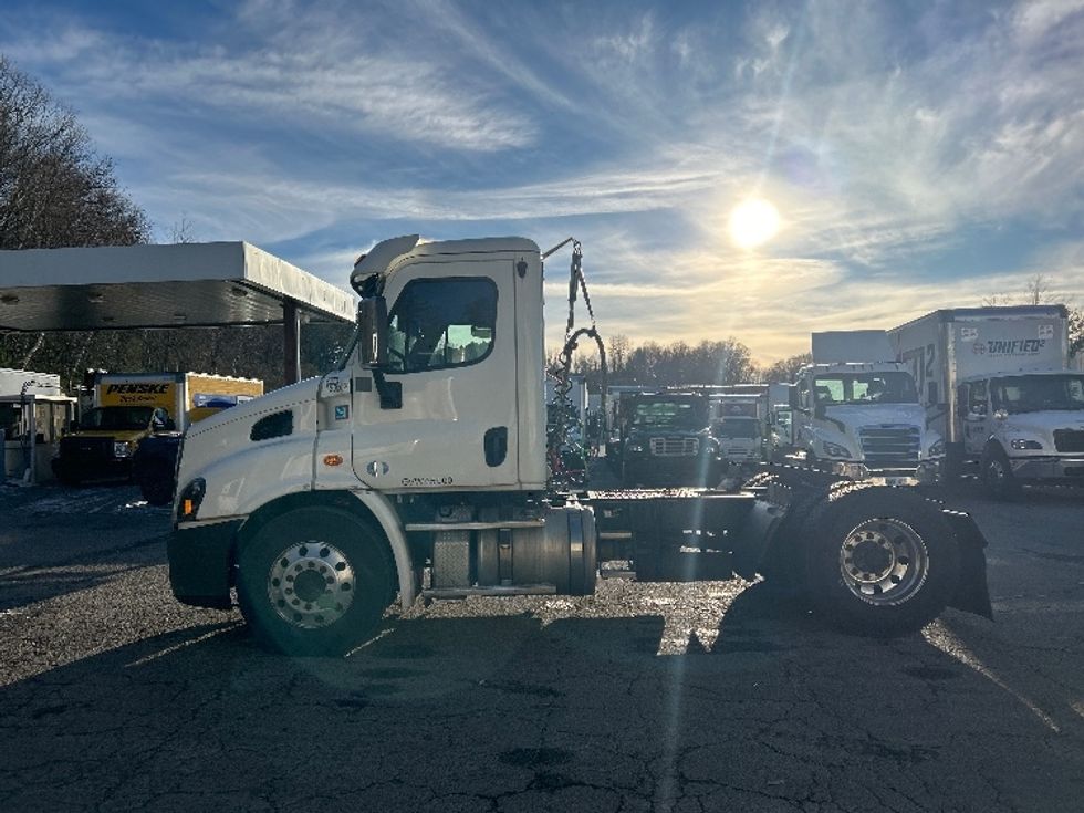Day Cab Tractor-Heavy Duty Tractors-Freightliner-2018-Cascadia 11342ST-Auburn-MA-277,513\n\t\tmiles-$ 25,500 - Image 4