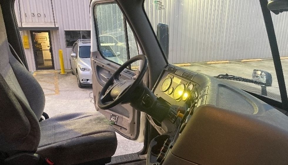 Day Cab Tractor-Heavy Duty Tractors-Freightliner-2018-Cascadia 11342ST-Daytona Beach-FL-815,543\n\t\tmiles-$ 23,250 - Image 13