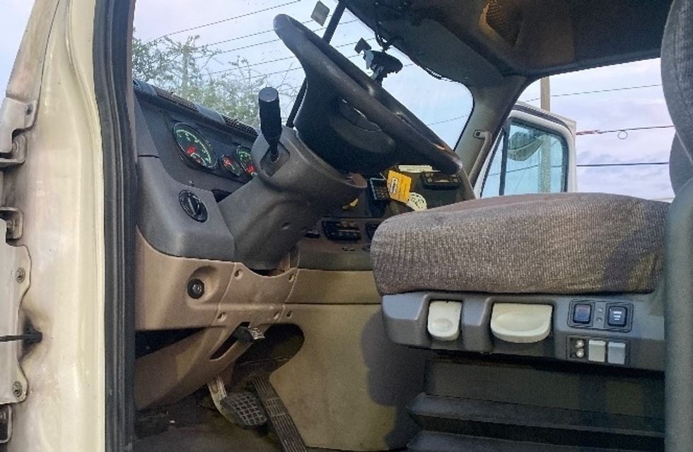 Day Cab Tractor-Heavy Duty Tractors-Freightliner-2018-Cascadia 11342ST-Daytona Beach-FL-815,543\n\t\tmiles-$ 23,250 - Image 9