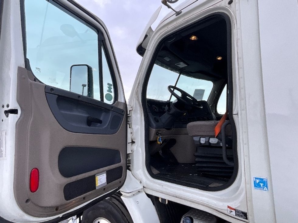 Day Cab Tractor-Heavy Duty Tractors-Freightliner-2018-Cascadia 11342ST-East Chicago-IN-461,671\n\t\tmiles-$ 20,750 - Image 10