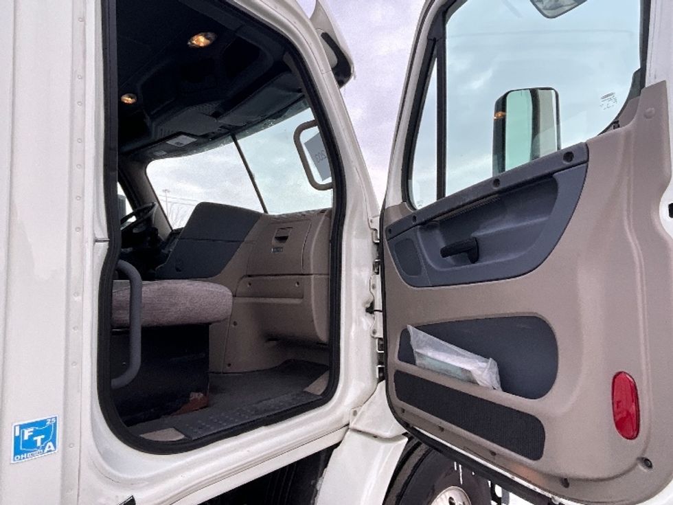 Day Cab Tractor-Heavy Duty Tractors-Freightliner-2018-Cascadia 11342ST-East Chicago-IN-461,671\n\t\tmiles-$ 20,750 - Image 12