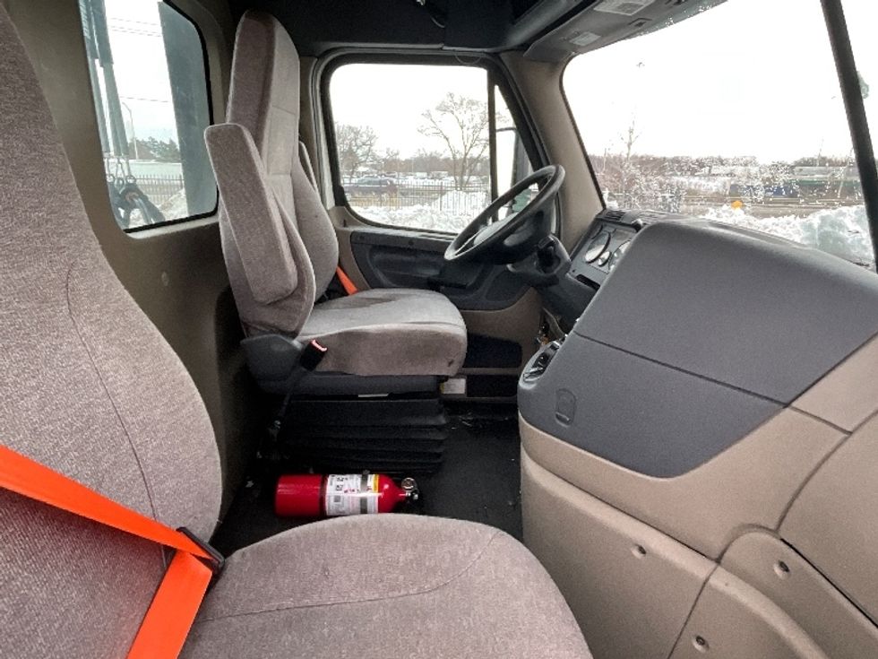 Day Cab Tractor-Heavy Duty Tractors-Freightliner-2018-Cascadia 11342ST-East Chicago-IN-461,671\n\t\tmiles-$ 20,750 - Image 14