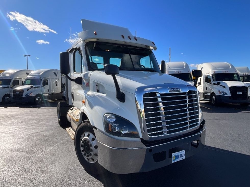 Day Cab Tractor-Heavy Duty Tractors-Freightliner-2018-Cascadia 11342ST-East Chicago-IN-593,532\n\t\tmiles-$ 15,000 - Image 1