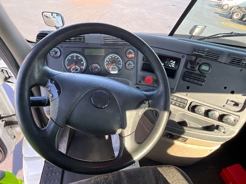 Day Cab Tractor-Heavy Duty Tractors-Freightliner-2018-Cascadia 11342ST-East Chicago-IN-593,532\n\t\tmiles-$ 15,000 - Image 11