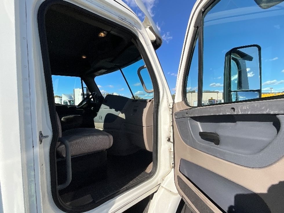 Day Cab Tractor-Heavy Duty Tractors-Freightliner-2018-Cascadia 11342ST-East Chicago-IN-593,532\n\t\tmiles-$ 15,000 - Image 12