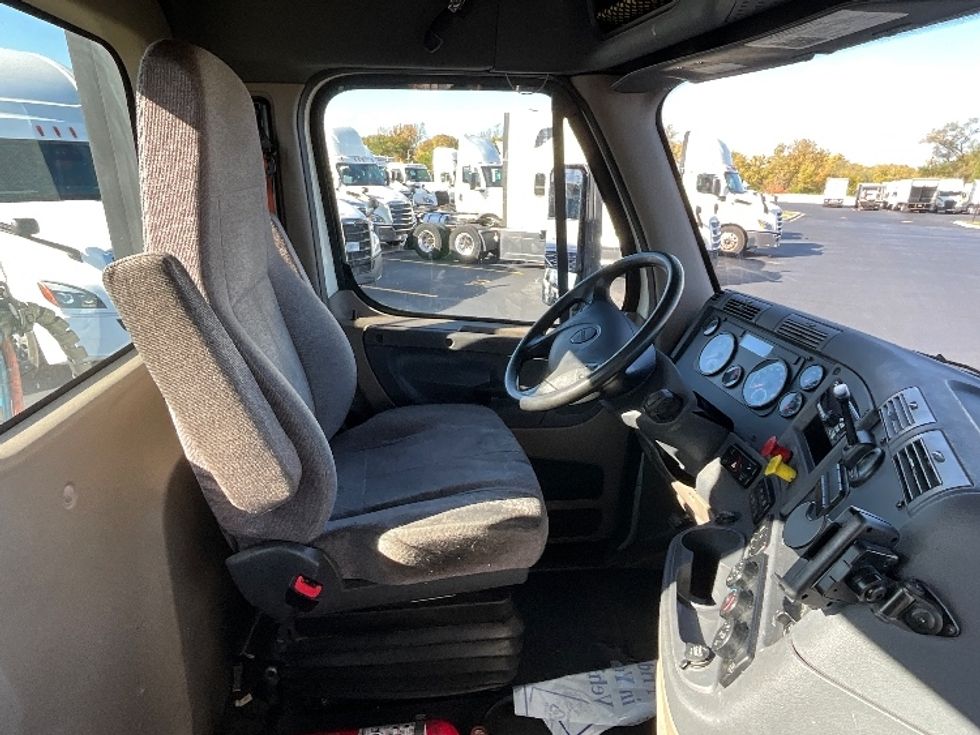 Day Cab Tractor-Heavy Duty Tractors-Freightliner-2018-Cascadia 11342ST-East Chicago-IN-593,532\n\t\tmiles-$ 15,000 - Image 14