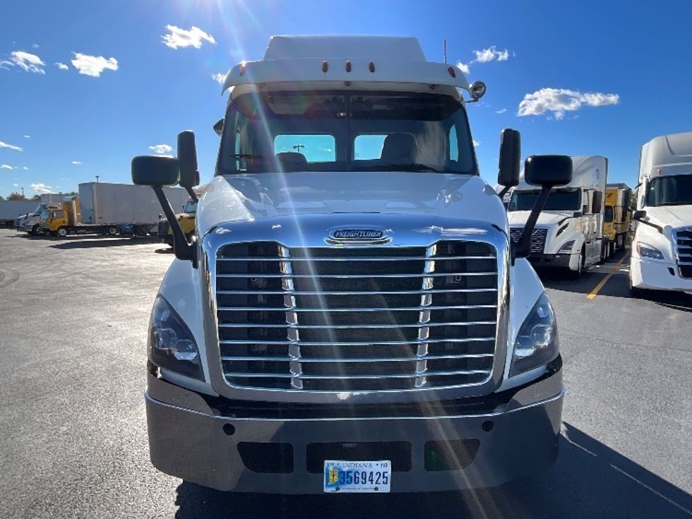 Day Cab Tractor-Heavy Duty Tractors-Freightliner-2018-Cascadia 11342ST-East Chicago-IN-593,532\n\t\tmiles-$ 15,000 - Image 2