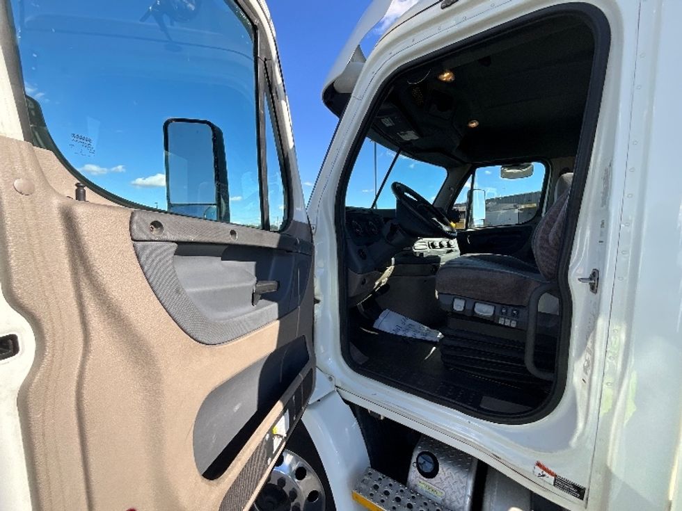 Day Cab Tractor-Heavy Duty Tractors-Freightliner-2018-Cascadia 11342ST-East Chicago-IN-593,532\n\t\tmiles-$ 15,000 - Image 9