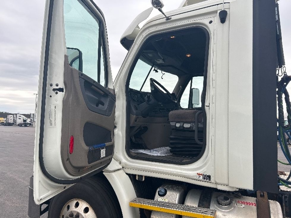 Day Cab Tractor-Heavy Duty Tractors-Freightliner-2018-Cascadia 11342ST-La Porte-IN-476,984\n\t\tmiles-$ 25,500 - Image 9