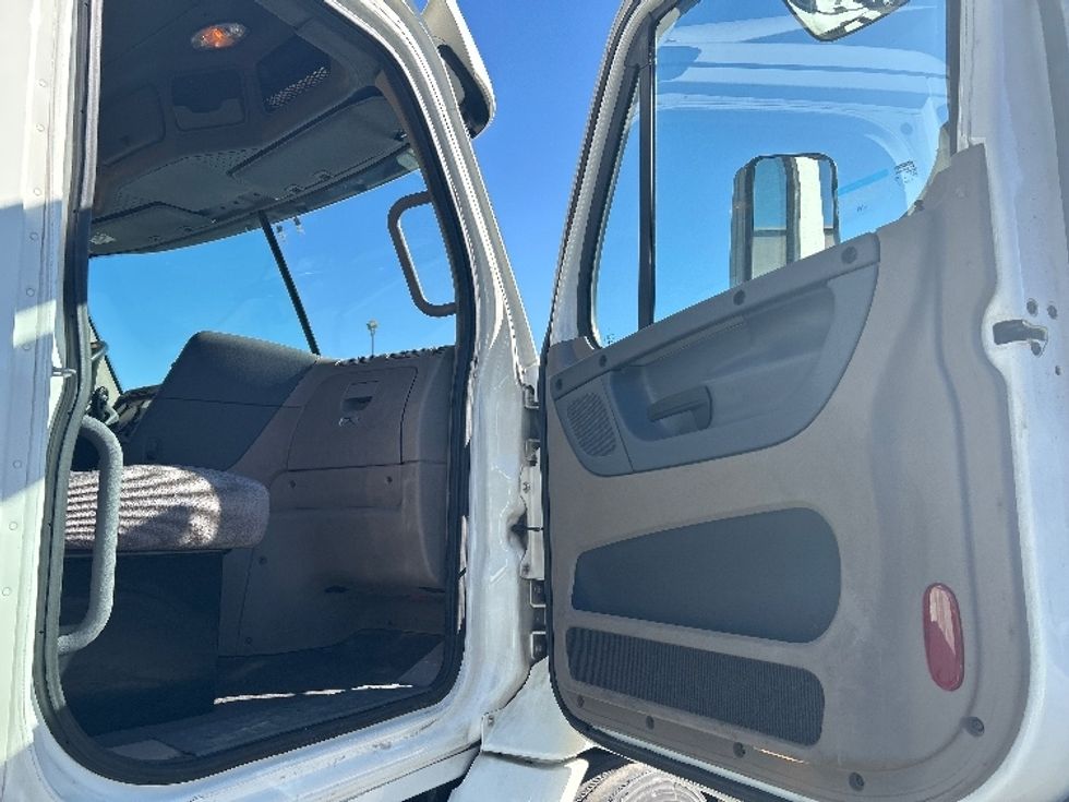 Day Cab Tractor-Heavy Duty Tractors-Freightliner-2018-Cascadia 11342ST-Las Vegas-NV-218,060\n\t\tmiles-$ 28,250 - Image 12