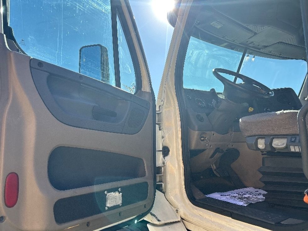 Day Cab Tractor-Heavy Duty Tractors-Freightliner-2018-Cascadia 11342ST-Las Vegas-NV-218,060\n\t\tmiles-$ 28,250 - Image 8