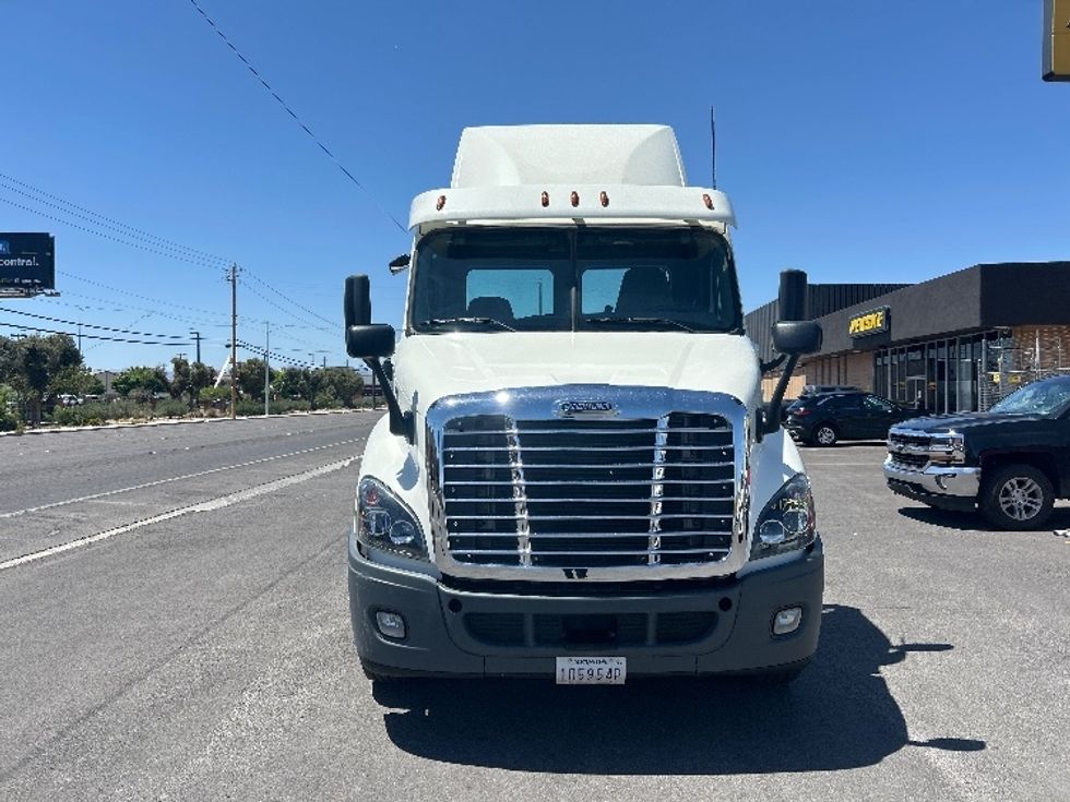 2018 Freightliner Cascadia 11342ST Day Cab Tractor