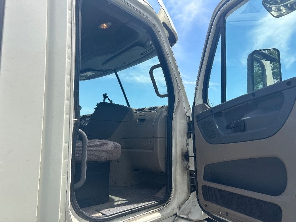Day Cab Tractor-Heavy Duty Tractors-Freightliner-2018-Cascadia 11342ST-Louisville-KY-549,273\n\t\tmiles-$ 21,250 - Image 12