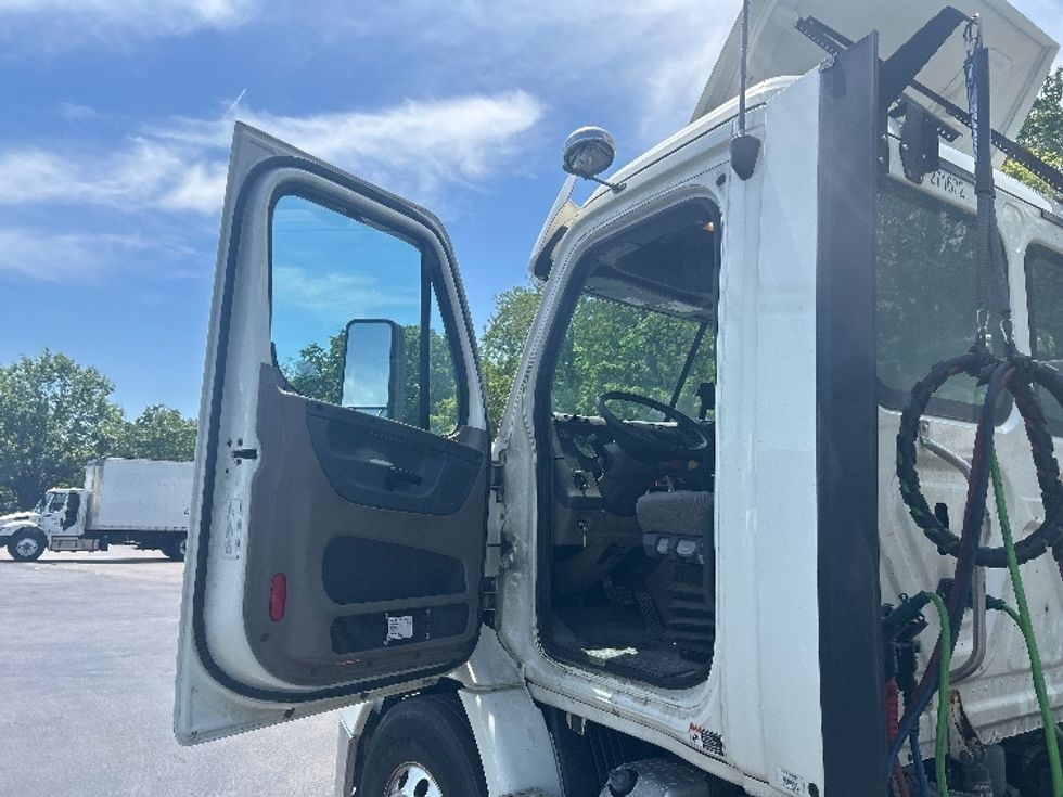 Day Cab Tractor-Heavy Duty Tractors-Freightliner-2018-Cascadia 11342ST-Louisville-KY-549,273\n\t\tmiles-$ 21,250 - Image 9