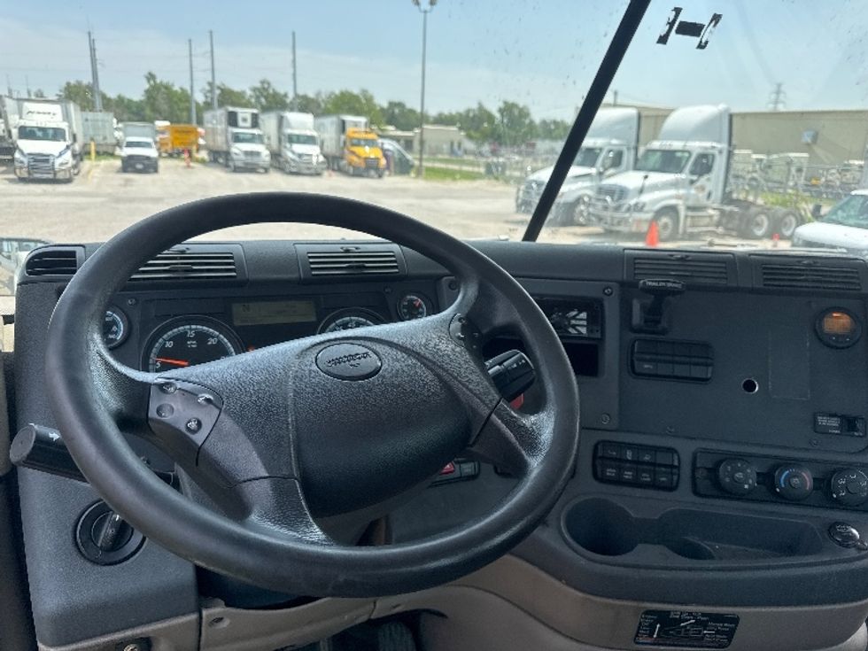 Day Cab Tractor-Heavy Duty Tractors-Freightliner-2018-Cascadia 11342ST-Omaha-NE-388,619\n\t\tmiles-$ 29,250 - Image 11