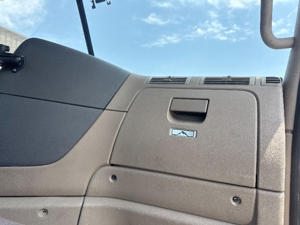 Day Cab Tractor-Heavy Duty Tractors-Freightliner-2018-Cascadia 11342ST-Omaha-NE-388,619\n\t\tmiles-$ 29,250 - Image 13