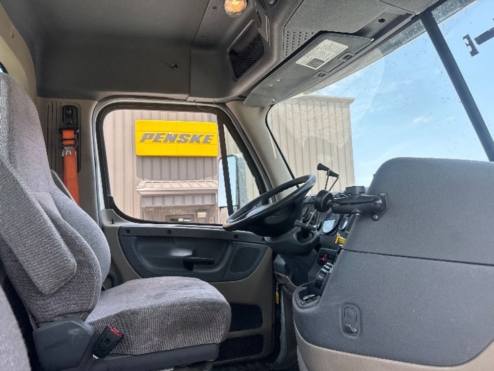 Day Cab Tractor-Heavy Duty Tractors-Freightliner-2018-Cascadia 11342ST-Omaha-NE-388,619\n\t\tmiles-$ 29,250 - Image 14