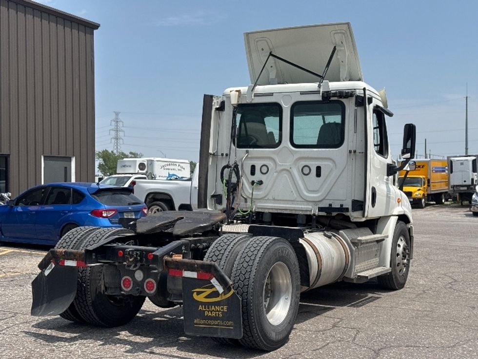Day Cab Tractor-Heavy Duty Tractors-Freightliner-2018-Cascadia 11342ST-Omaha-NE-388,619\n\t\tmiles-$ 29,250 - Image 7