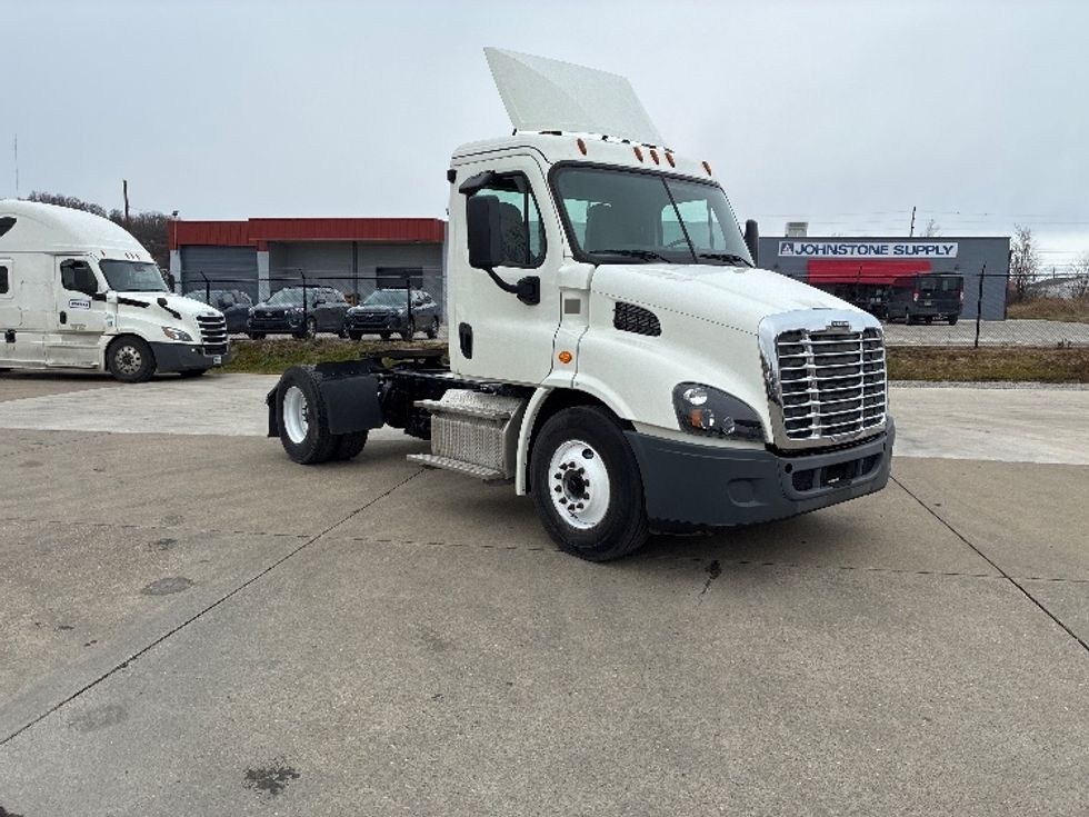 Day Cab Tractor-Heavy Duty Tractors-Freightliner-2018-Cascadia 11342ST-Parkersburg-WV-176,319\n\t\tmiles-$ 23,500 - Image 1