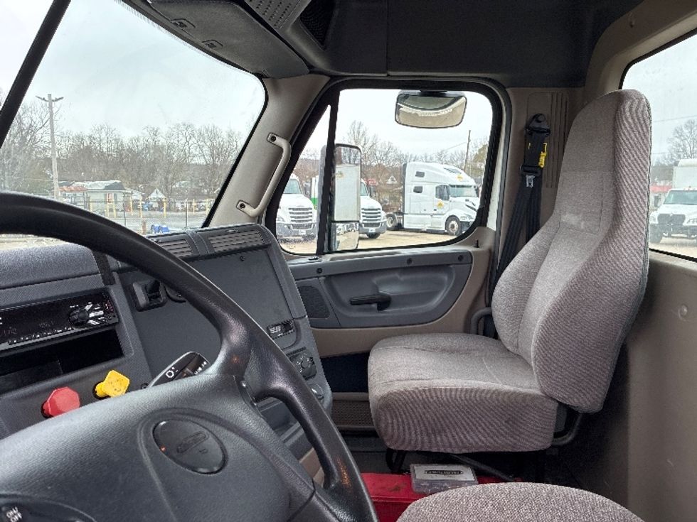 Day Cab Tractor-Heavy Duty Tractors-Freightliner-2018-Cascadia 11342ST-Parkersburg-WV-176,319\n\t\tmiles-$ 23,500 - Image 10