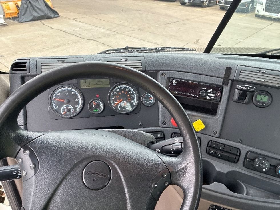 Day Cab Tractor-Heavy Duty Tractors-Freightliner-2018-Cascadia 11342ST-Parkersburg-WV-176,319\n\t\tmiles-$ 23,500 - Image 11