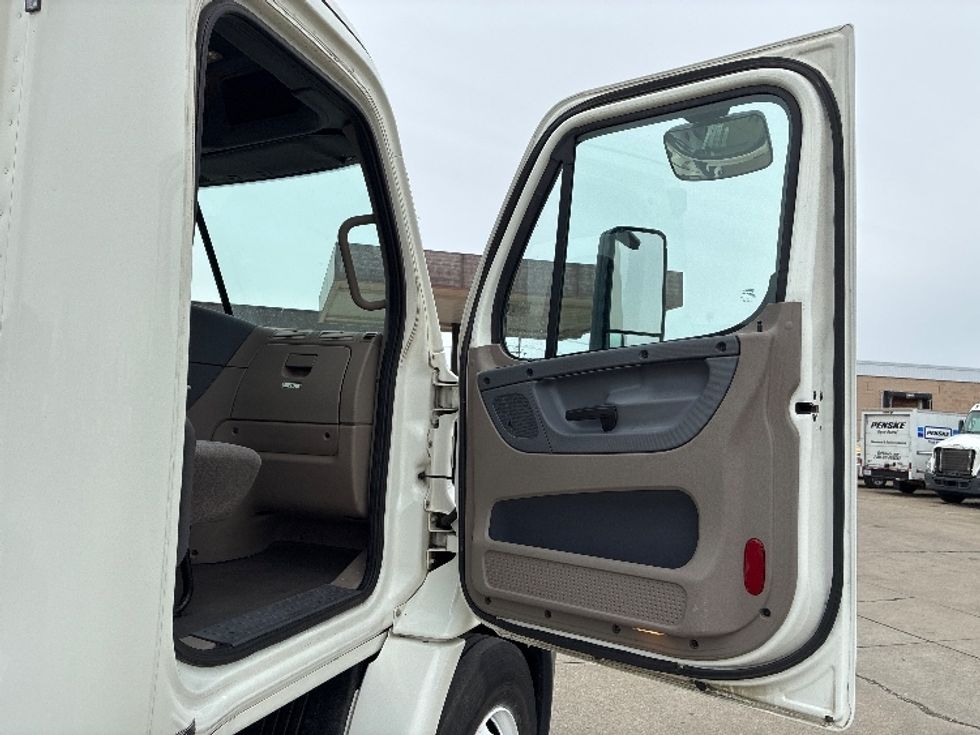 Day Cab Tractor-Heavy Duty Tractors-Freightliner-2018-Cascadia 11342ST-Parkersburg-WV-176,319\n\t\tmiles-$ 23,500 - Image 12