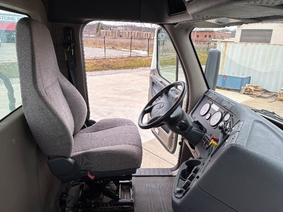 Day Cab Tractor-Heavy Duty Tractors-Freightliner-2018-Cascadia 11342ST-Parkersburg-WV-176,319\n\t\tmiles-$ 23,500 - Image 14