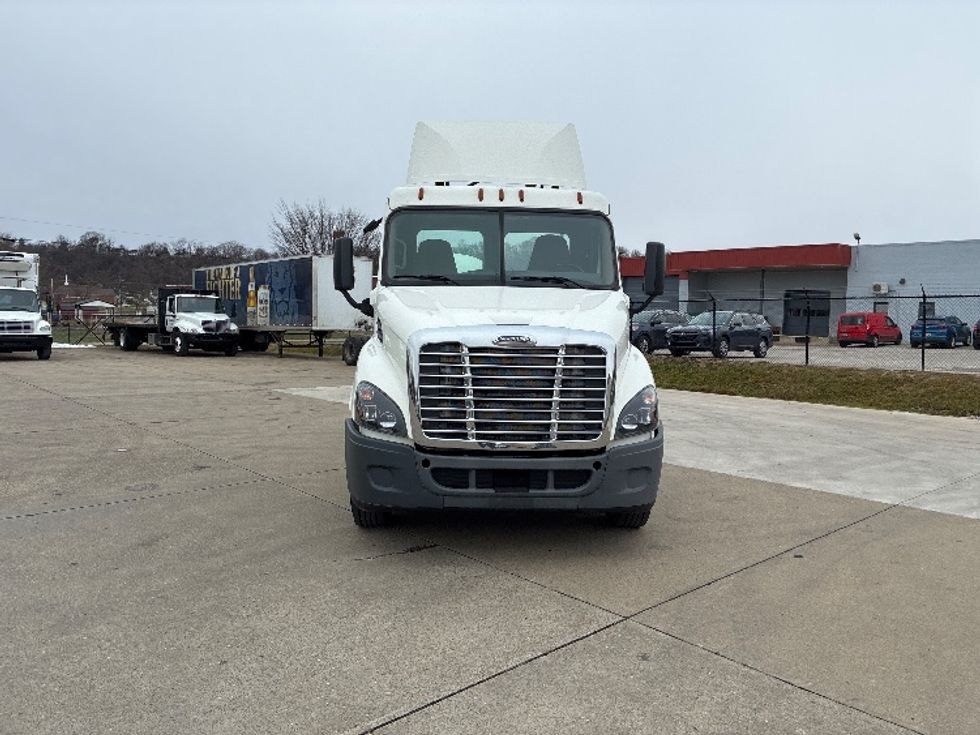 Day Cab Tractor-Heavy Duty Tractors-Freightliner-2018-Cascadia 11342ST-Parkersburg-WV-176,319\n\t\tmiles-$ 23,500 - Image 2