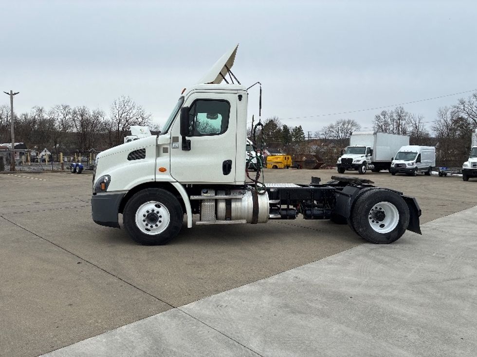Day Cab Tractor-Heavy Duty Tractors-Freightliner-2018-Cascadia 11342ST-Parkersburg-WV-176,319\n\t\tmiles-$ 23,500 - Image 4