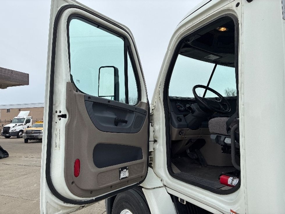 Day Cab Tractor-Heavy Duty Tractors-Freightliner-2018-Cascadia 11342ST-Parkersburg-WV-176,319\n\t\tmiles-$ 23,500 - Image 9