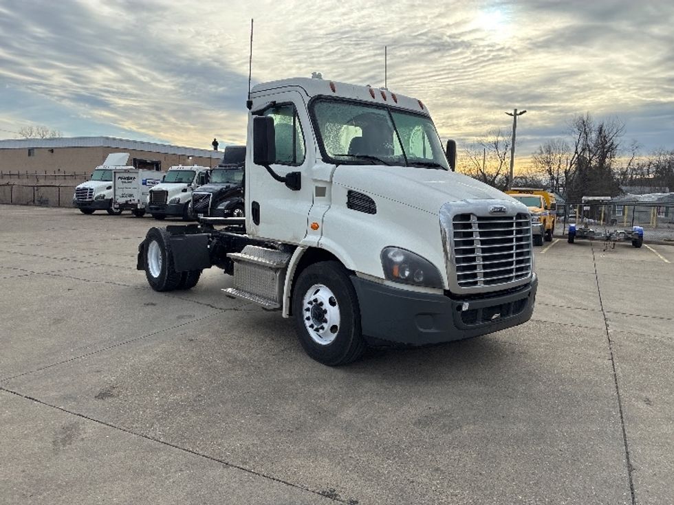 Day Cab Tractor-Heavy Duty Tractors-Freightliner-2018-Cascadia 11342ST-Parkersburg-WV-205,714\n\t\tmiles-$ 26,750 - Image 1