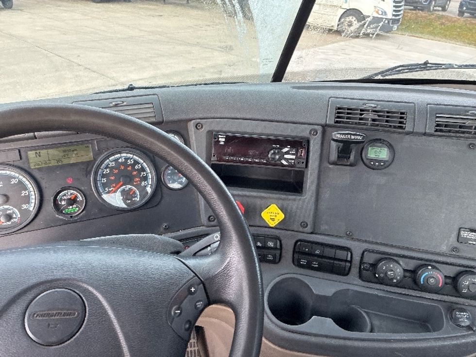 Day Cab Tractor-Heavy Duty Tractors-Freightliner-2018-Cascadia 11342ST-Parkersburg-WV-205,714\n\t\tmiles-$ 26,750 - Image 11
