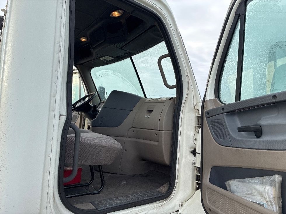 Day Cab Tractor-Heavy Duty Tractors-Freightliner-2018-Cascadia 11342ST-Parkersburg-WV-205,714\n\t\tmiles-$ 26,750 - Image 12