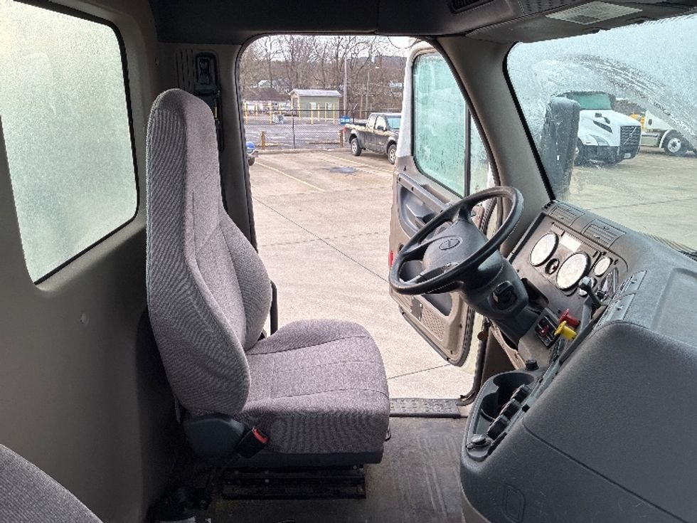Day Cab Tractor-Heavy Duty Tractors-Freightliner-2018-Cascadia 11342ST-Parkersburg-WV-205,714\n\t\tmiles-$ 26,750 - Image 14