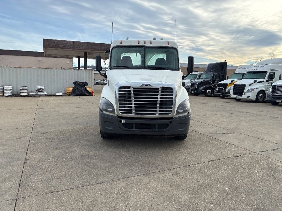Day Cab Tractor-Heavy Duty Tractors-Freightliner-2018-Cascadia 11342ST-Parkersburg-WV-205,714\n\t\tmiles-$ 26,750 - Image 2