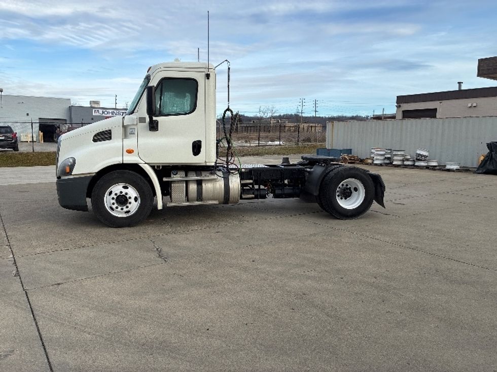 Day Cab Tractor-Heavy Duty Tractors-Freightliner-2018-Cascadia 11342ST-Parkersburg-WV-205,714\n\t\tmiles-$ 26,750 - Image 4