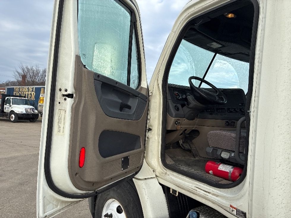 Day Cab Tractor-Heavy Duty Tractors-Freightliner-2018-Cascadia 11342ST-Parkersburg-WV-205,714\n\t\tmiles-$ 26,750 - Image 9