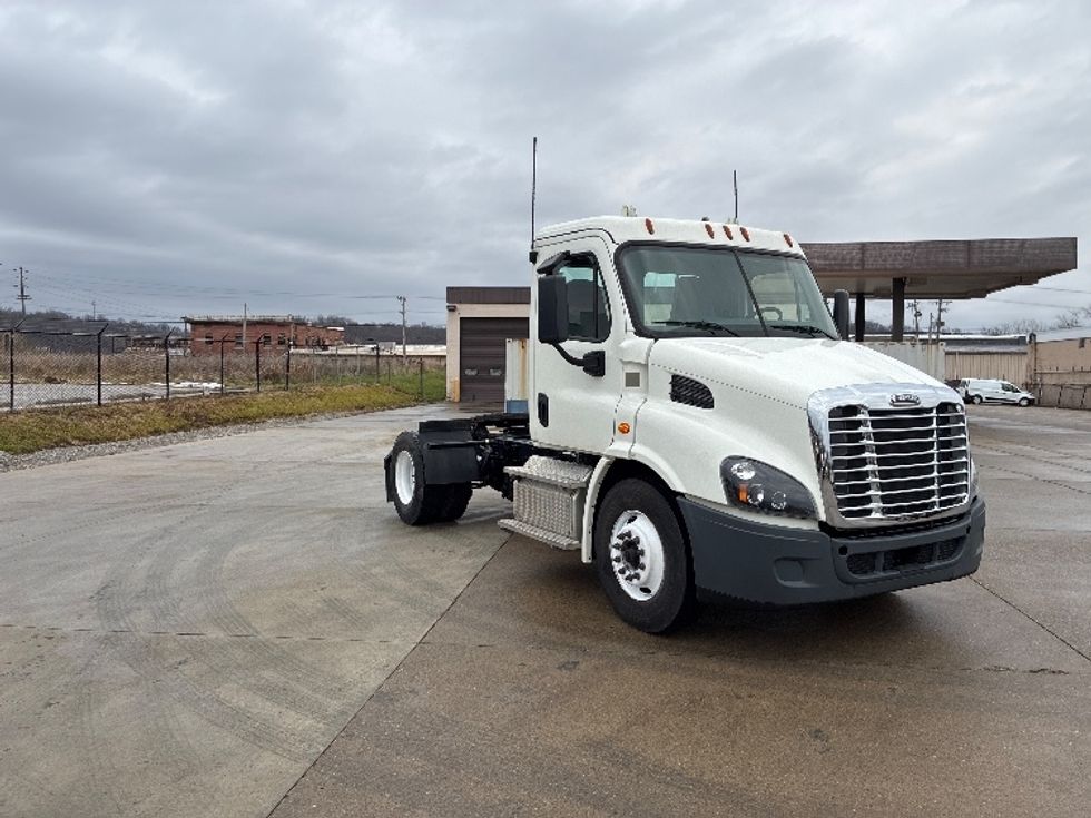 Day Cab Tractor-Heavy Duty Tractors-Freightliner-2018-Cascadia 11342ST-Parkersburg-WV-208,489\n\t\tmiles-$ 23,500 - Image 1