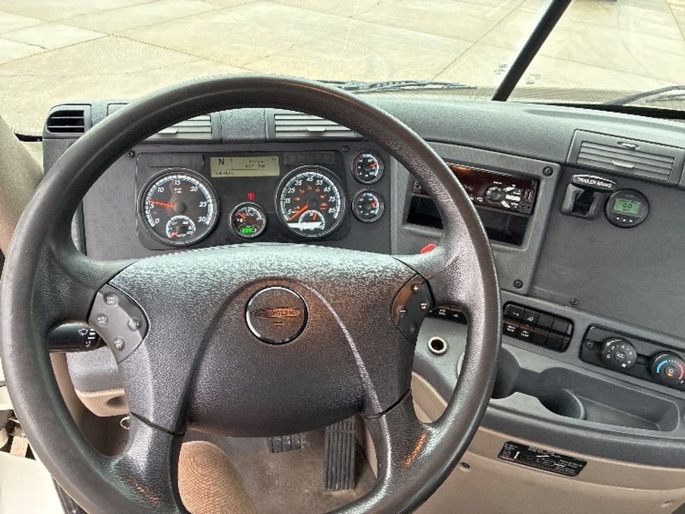 Day Cab Tractor-Heavy Duty Tractors-Freightliner-2018-Cascadia 11342ST-Parkersburg-WV-208,489\n\t\tmiles-$ 23,500 - Image 11