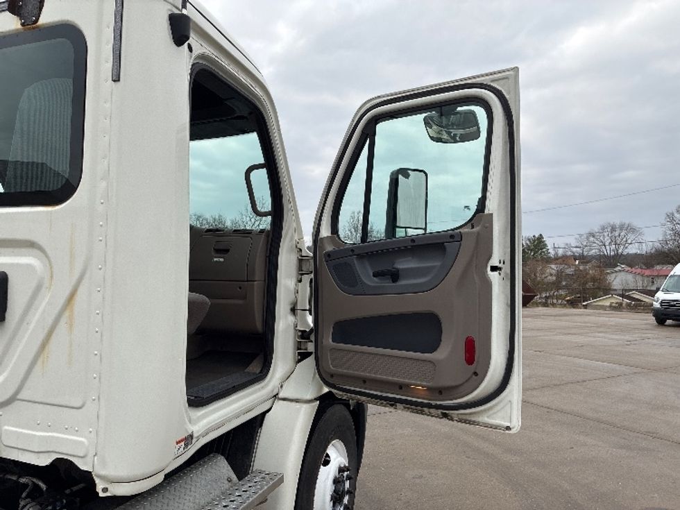 Day Cab Tractor-Heavy Duty Tractors-Freightliner-2018-Cascadia 11342ST-Parkersburg-WV-208,489\n\t\tmiles-$ 23,500 - Image 12