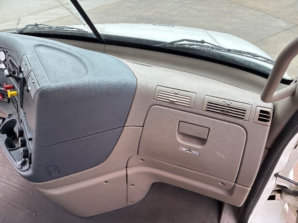 Day Cab Tractor-Heavy Duty Tractors-Freightliner-2018-Cascadia 11342ST-Parkersburg-WV-208,489\n\t\tmiles-$ 23,500 - Image 13