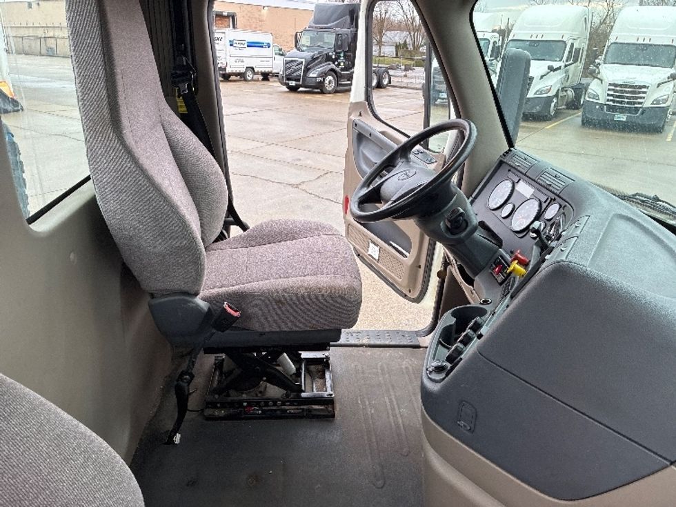 Day Cab Tractor-Heavy Duty Tractors-Freightliner-2018-Cascadia 11342ST-Parkersburg-WV-208,489\n\t\tmiles-$ 23,500 - Image 14