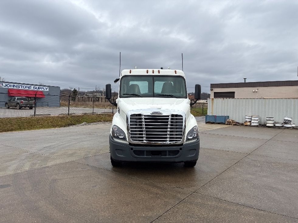 Day Cab Tractor-Heavy Duty Tractors-Freightliner-2018-Cascadia 11342ST-Parkersburg-WV-208,489\n\t\tmiles-$ 23,500 - Image 2