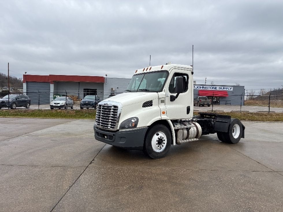 Day Cab Tractor-Heavy Duty Tractors-Freightliner-2018-Cascadia 11342ST-Parkersburg-WV-208,489\n\t\tmiles-$ 23,500 - Image 3