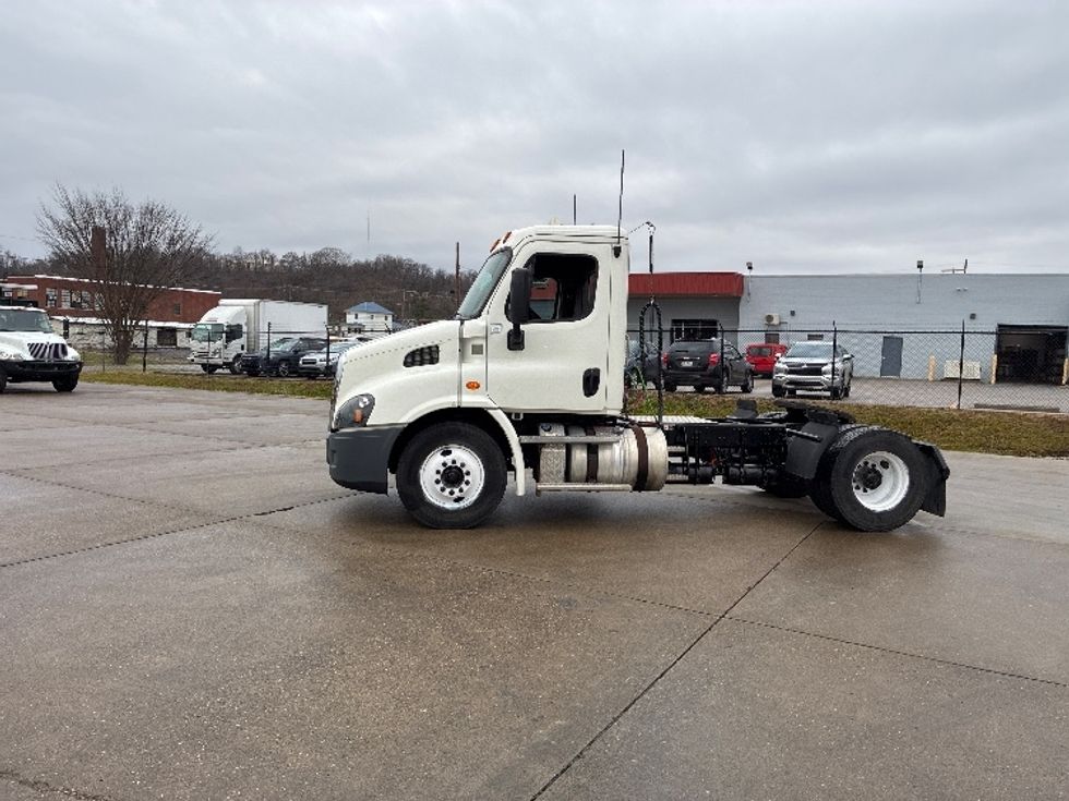 Day Cab Tractor-Heavy Duty Tractors-Freightliner-2018-Cascadia 11342ST-Parkersburg-WV-208,489\n\t\tmiles-$ 23,500 - Image 4