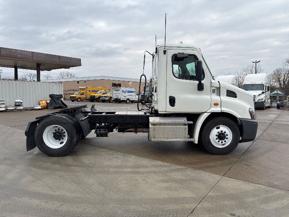 Day Cab Tractor-Heavy Duty Tractors-Freightliner-2018-Cascadia 11342ST-Parkersburg-WV-208,489\n\t\tmiles-$ 23,500 - Image 8