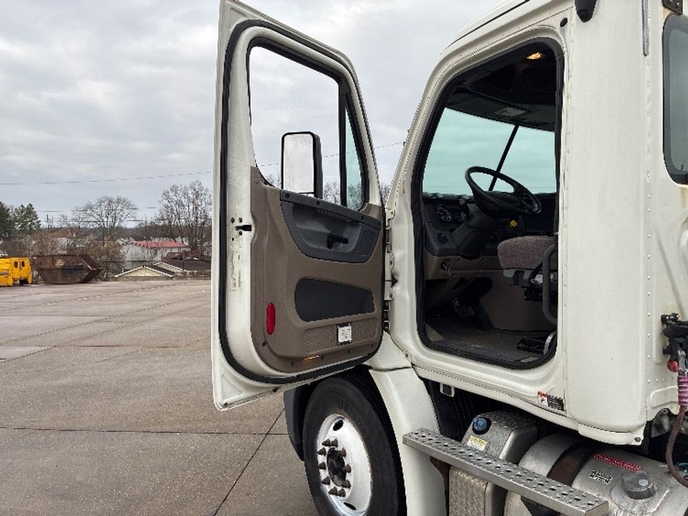 Day Cab Tractor-Heavy Duty Tractors-Freightliner-2018-Cascadia 11342ST-Parkersburg-WV-208,489\n\t\tmiles-$ 23,500 - Image 9