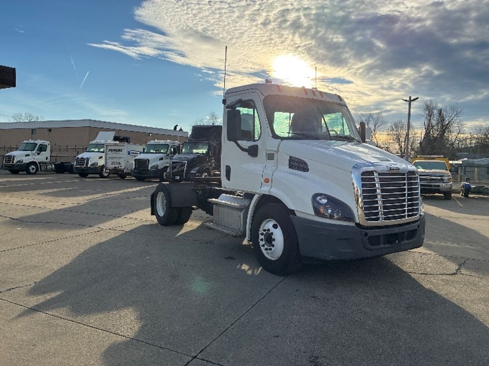 Day Cab Tractor-Heavy Duty Tractors-Freightliner-2018-Cascadia 11342ST-Parkersburg-WV-224,339\n\t\tmiles-$ 23,500 - Image 1